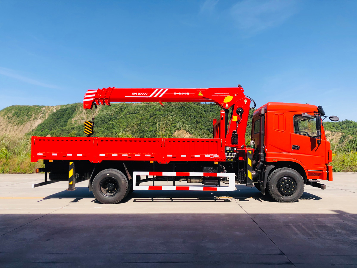 三環(huán)T280昊龍駕駛室單橋上裝三一8噸直臂式吊機(jī)