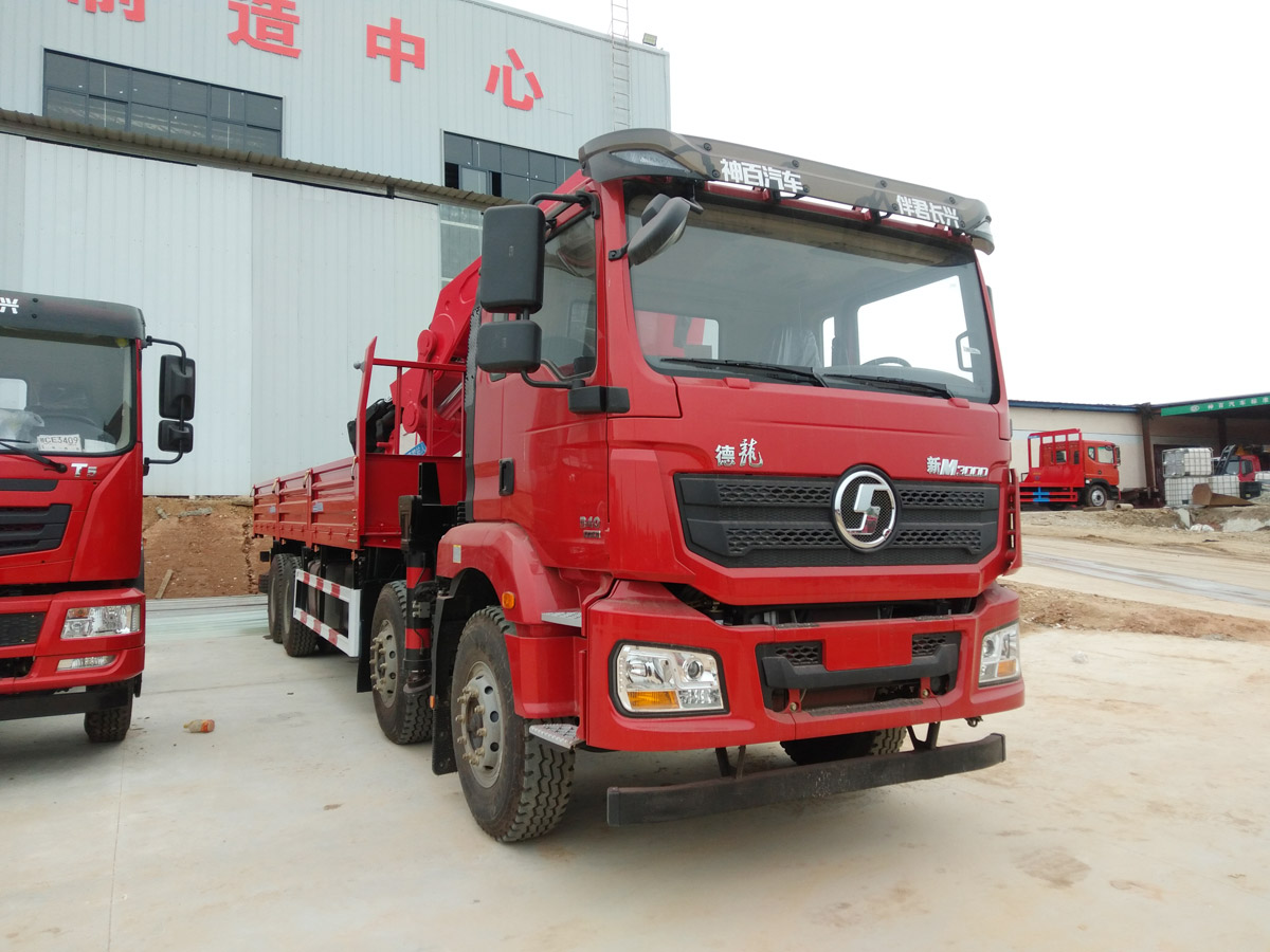 陜汽德龍新M3000牽引頭上裝長興40噸折臂式吊機(jī)