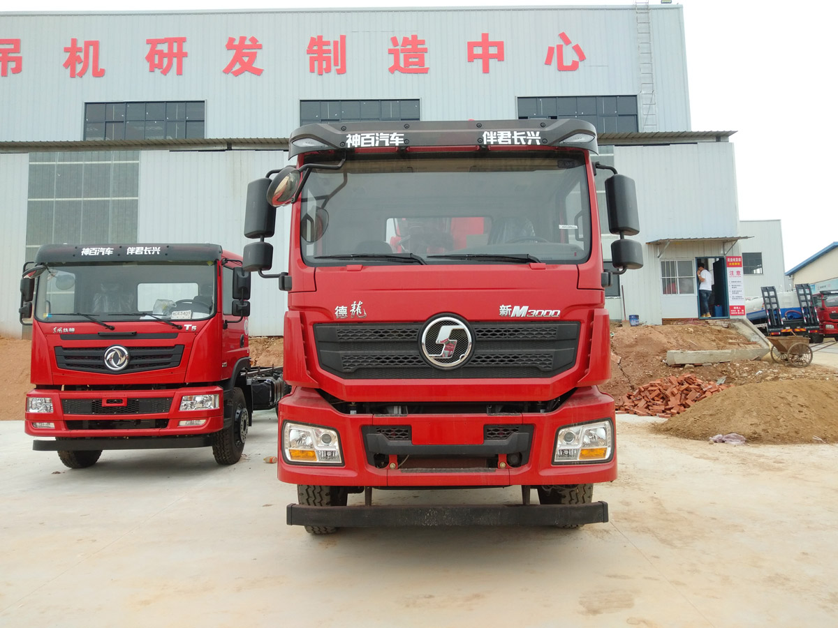 陜汽德龍新M3000牽引頭上裝長興40噸折臂式吊機(jī)