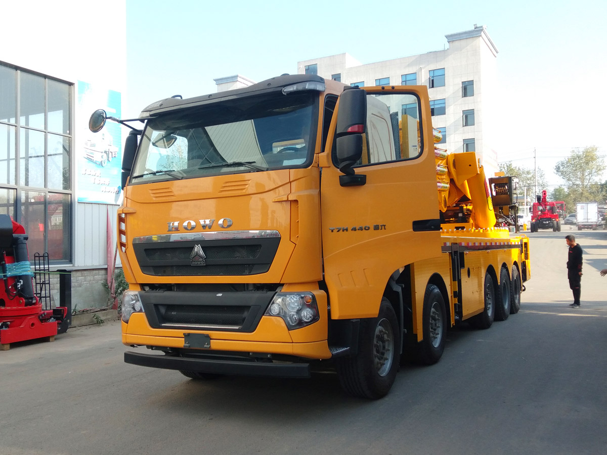 重汽豪沃五軸上裝長興130噸汽車起重機(jī)