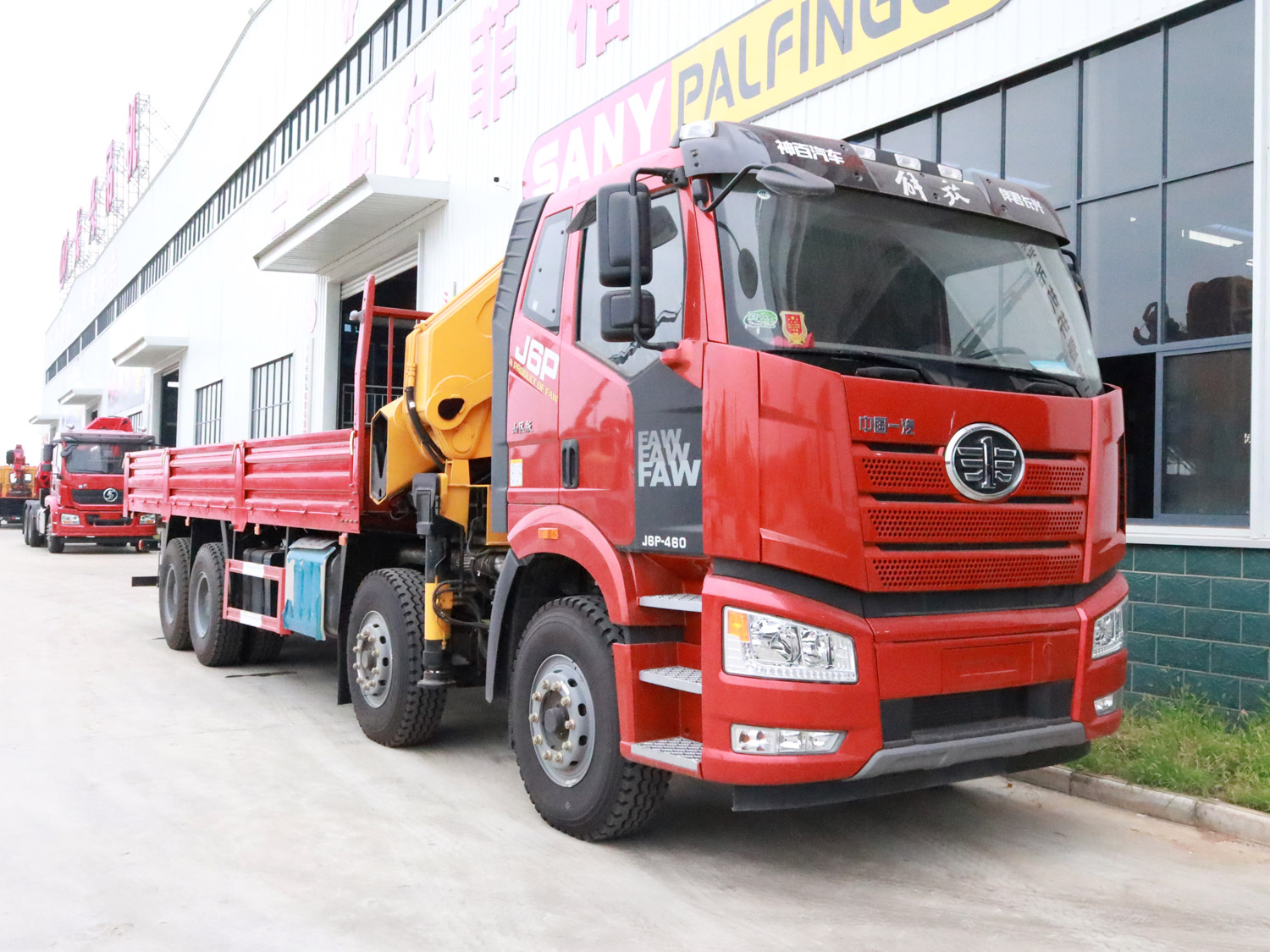 解放J6P前四后八上裝長興30噸折臂式吊機(jī)