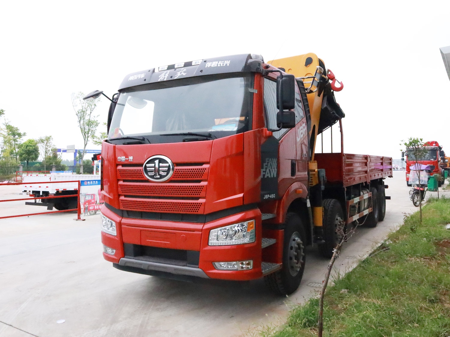 解放J6P前四后八上裝長興30噸折臂式吊機(jī)