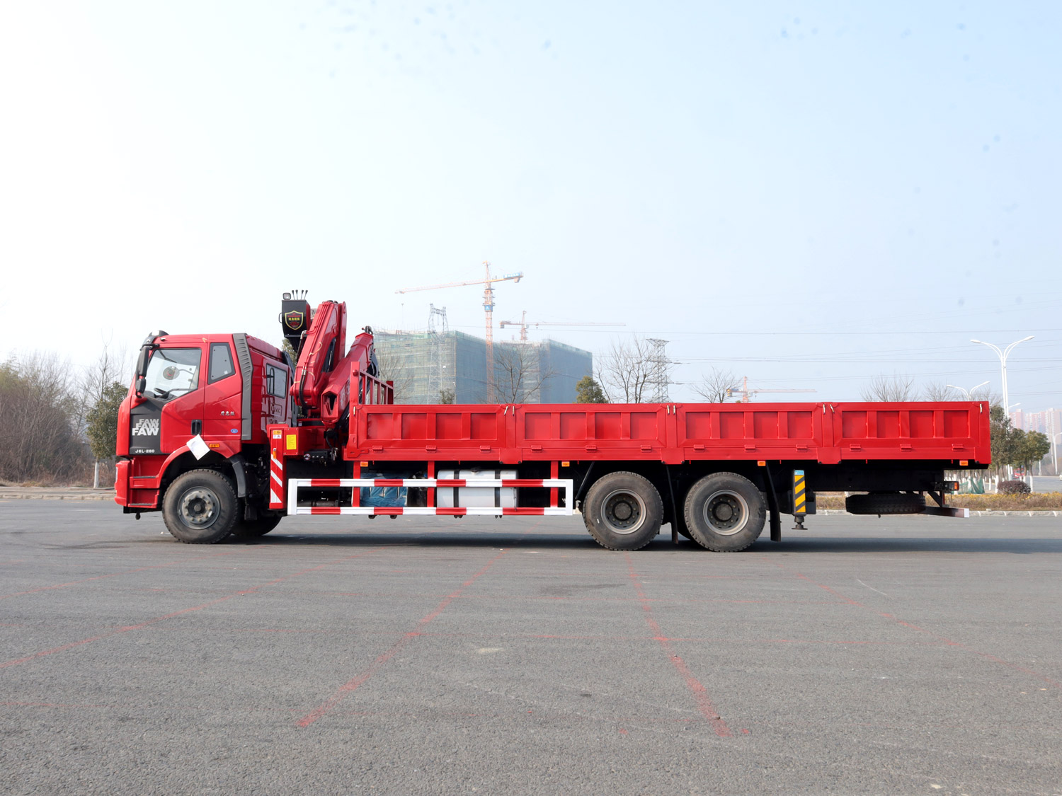 解放J6L后雙橋上裝長(zhǎng)興12噸折臂式吊機(jī)