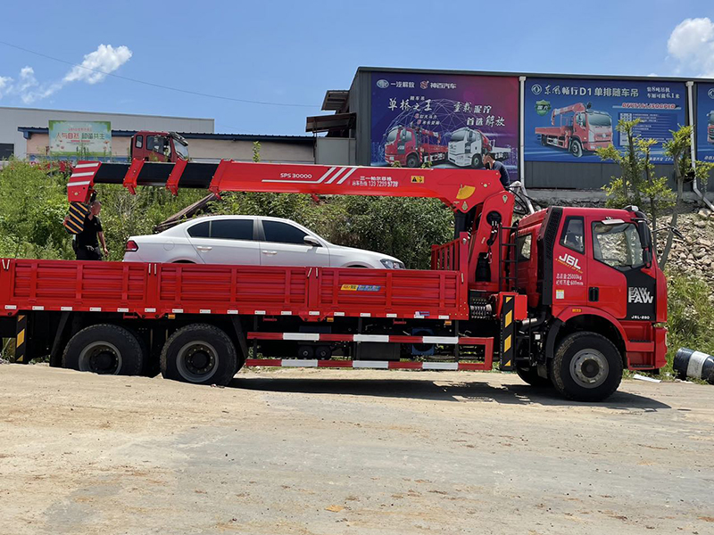 解放J6后八輪三一12噸隨車(chē)吊